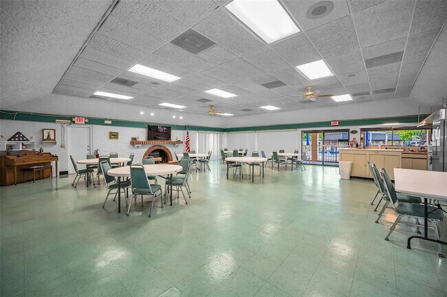 Building Photo - 4200 Hampton Dr