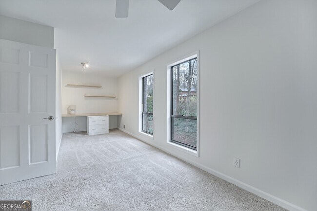 Building Photo - 75 Lakeshore Dr NW
