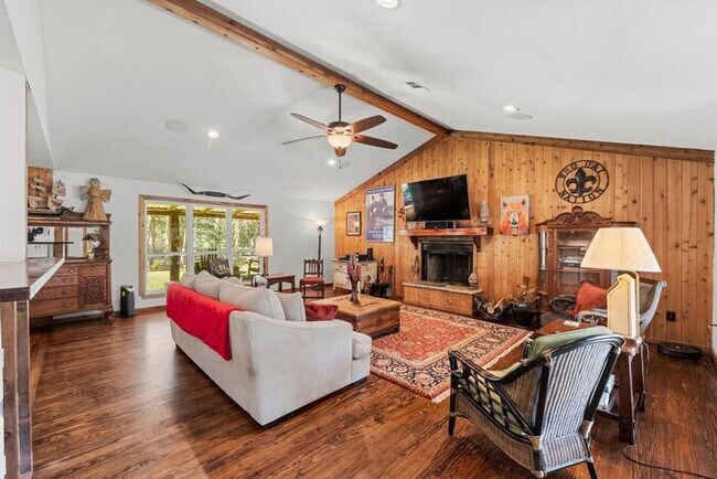 Building Photo - Country Living Rental on 26+ Acres!