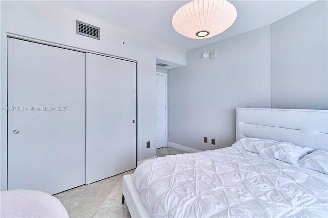 Building Photo - 3101 S Ocean Dr