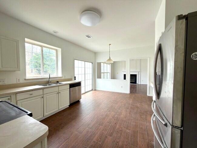 Building Photo - 6229 Bells Mill Dr