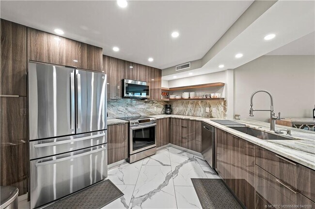 Building Photo - 9650 S Ocean Dr