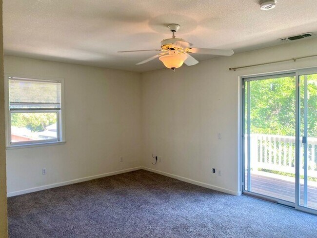 Building Photo - Roomy 3 Bedroom 2 Bathroom Home Walk to Do...