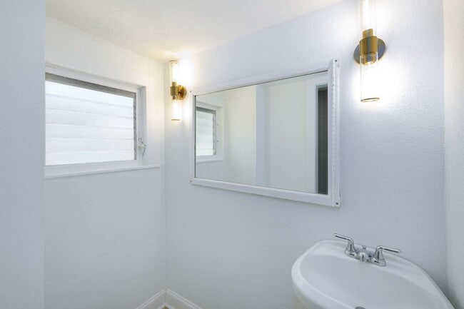 Building Photo - 618 7th Ave N