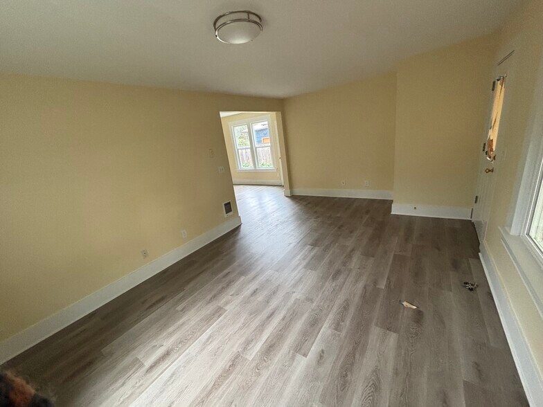 Building Photo - 651 W 12th Ave