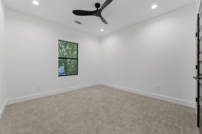 Building Photo - 518 Clinton St