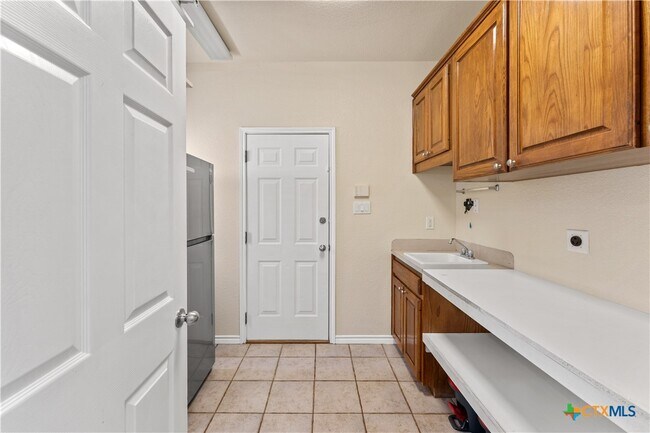 Building Photo - 1060 Great Oaks Dr