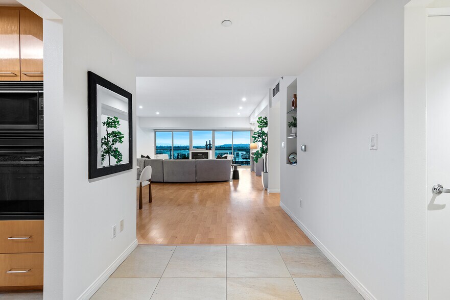 Building Photo - 13600 MARINA POINTE Dr