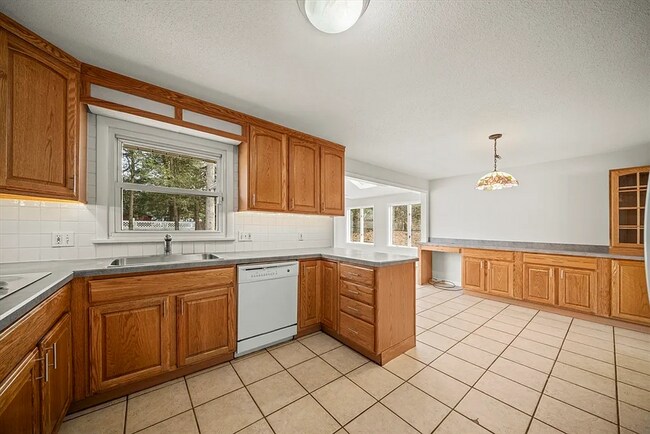 Building Photo - Beautiful Single Family Home for Rent in an Unbeatable Longmeadow Neighborhood!