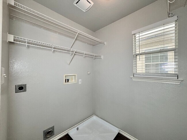 Building Photo - Spacious 4 Bedroom Home in Bristol Forest!