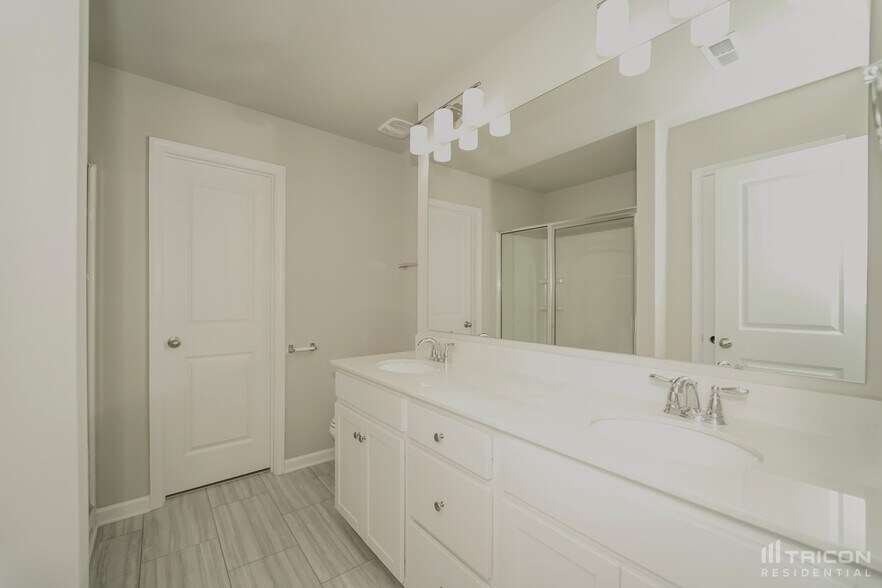 Building Photo - 221 Spring Knoll Dr