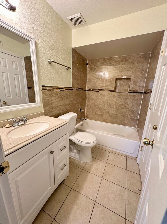 Building Photo - Beautiful bright updated 3/2 condo in Altamonte