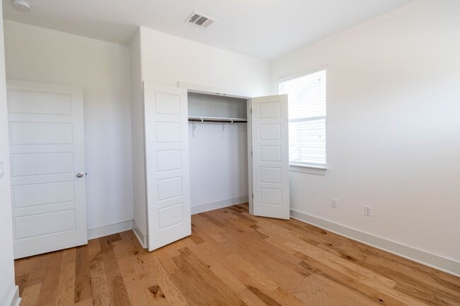 Building Photo - Amazing and peaceful 3/2.5 home in Austin!
