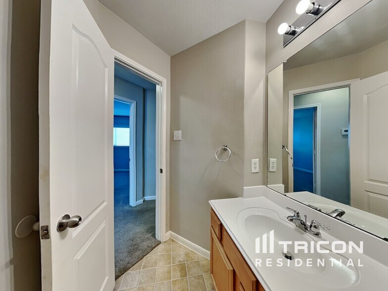 Building Photo - 1910 Flycaster Dr