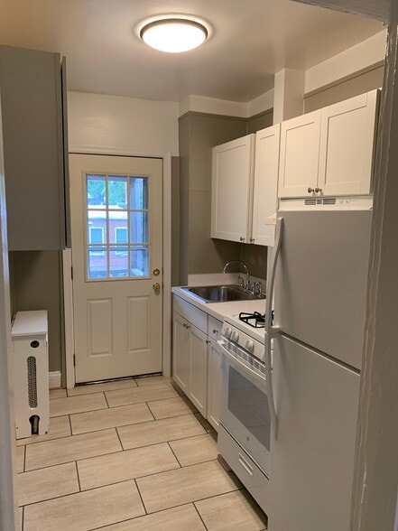 Kitchen - 1829 Swann St