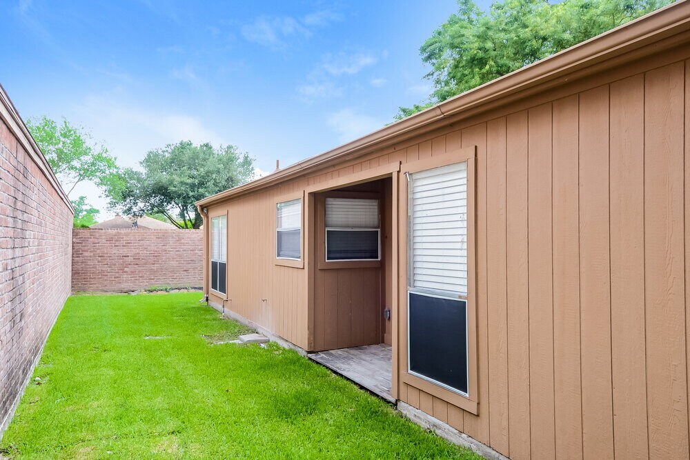Building Photo - 6926 Bullinger Dr