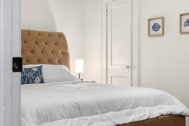 Building Photo - 713 1/2 Johnson Ave