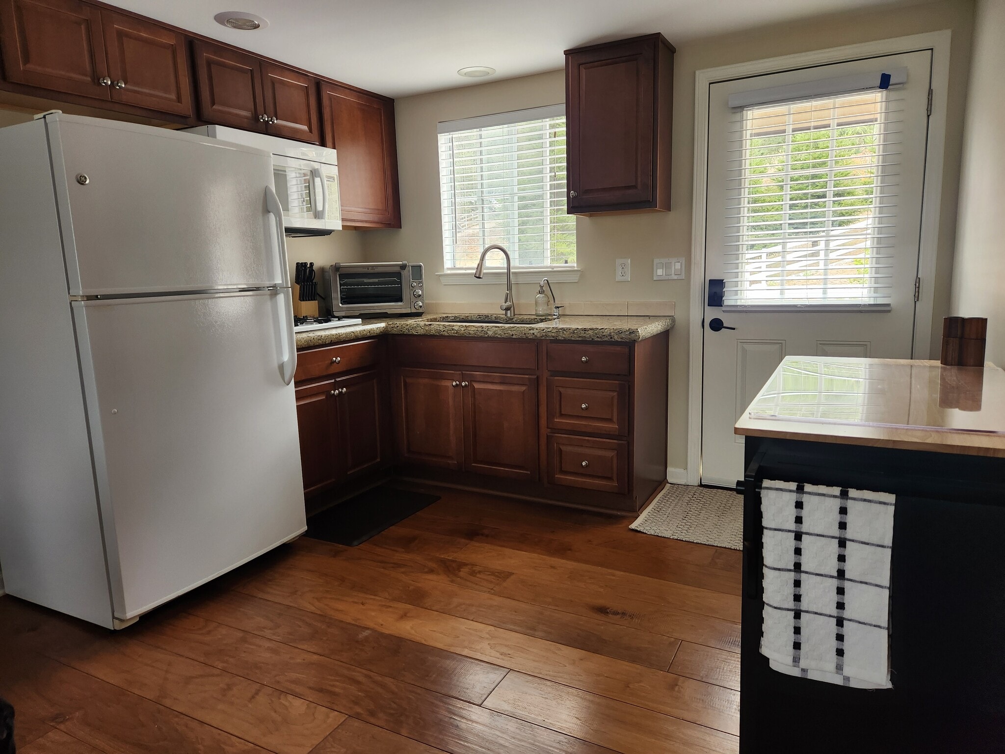 Kitchen - 690 Kodiak Ln