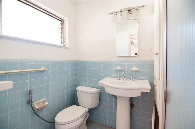 Building Photo - 4048 Newshire Dr