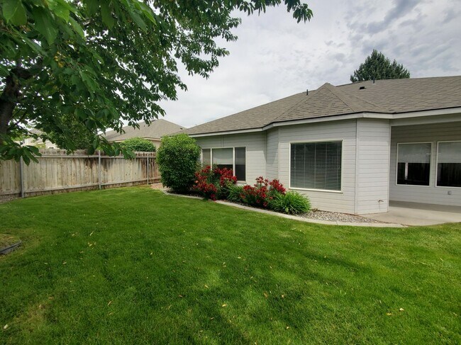 Building Photo - Beautiful South Richland 3-Bedroom Rambler with Open Floor Plan & Spacious Primary Suite!
