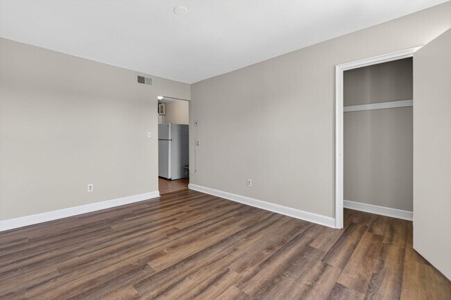 Building Photo - Bright 1 Bedroom Home with Refreshed Interior & In-Unit Laundry