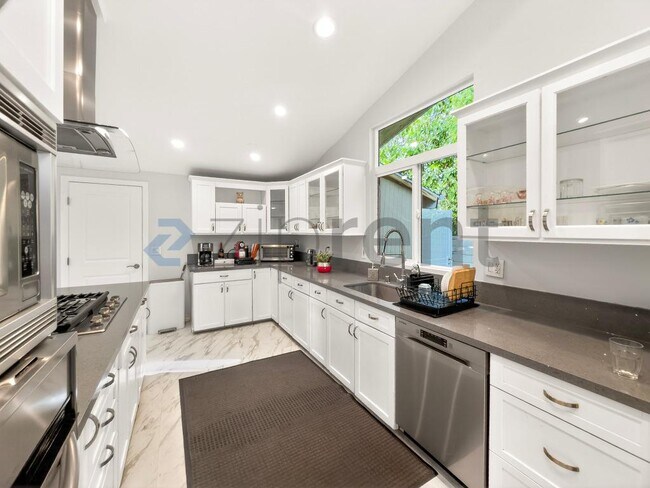 Building Photo - 20520 Rhoda St