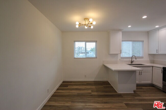 Building Photo - 12942 Moorpark St