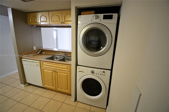 Building Photo - 102 SW 6th Ave