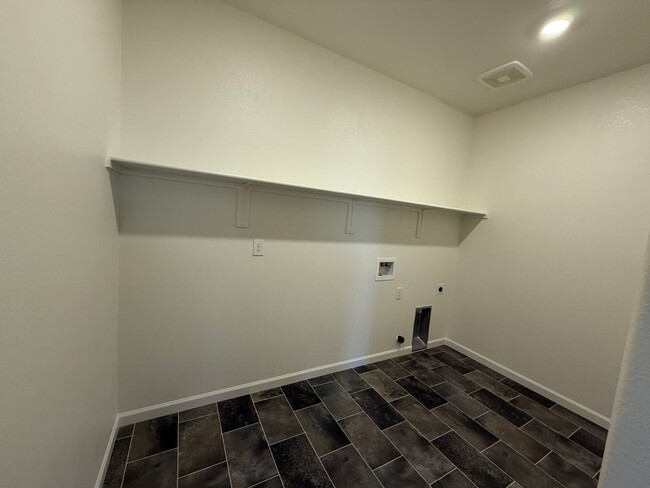 Building Photo - Brand NEW single story home in Hughson!