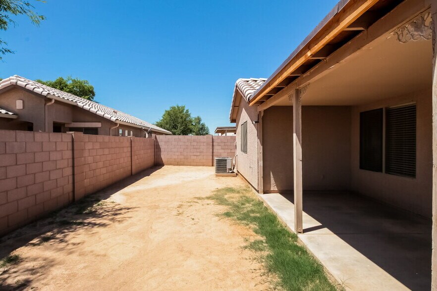 Building Photo - 10653 W Poinsettia Dr