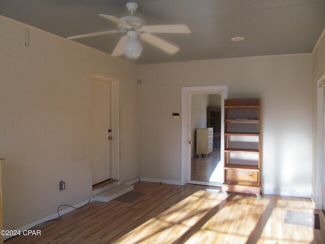 Building Photo - 5104 Beach Dr