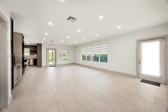 Building Photo - 2650 SW 65th Ave