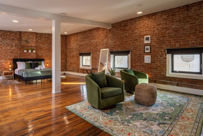 Building Photo - 100 E 13th St