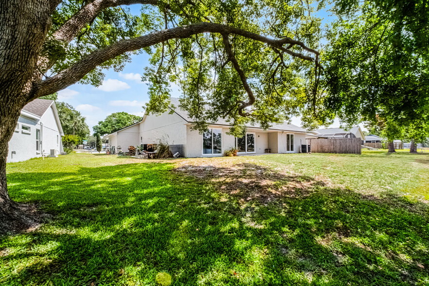 Building Photo - 485 Lakeshore Dr
