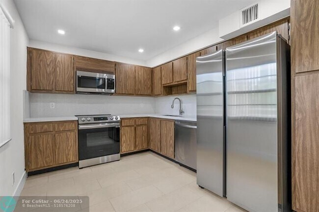Building Photo - 3930 Oaks Clubhouse Dr