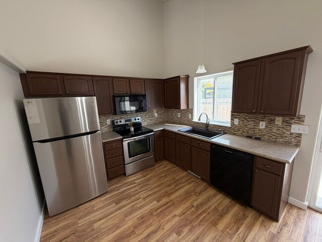 Building Photo - Great 4 bed 2 bath home with RV parking in...