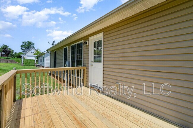 Building Photo - 1803 Red Bird Cir SE