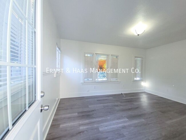 Building Photo - Charming 1 Bedroom Bungalow Apartment in C...