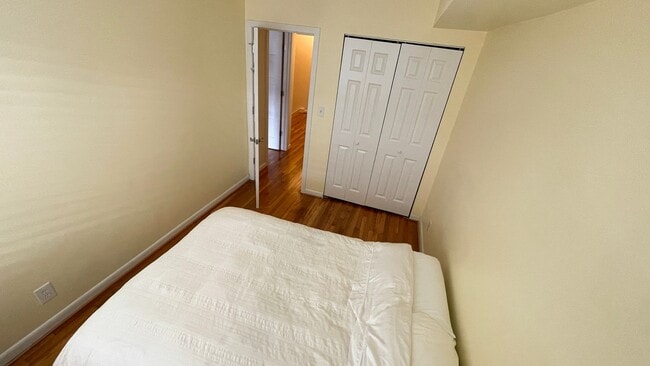 Building Photo - Spacious in SW