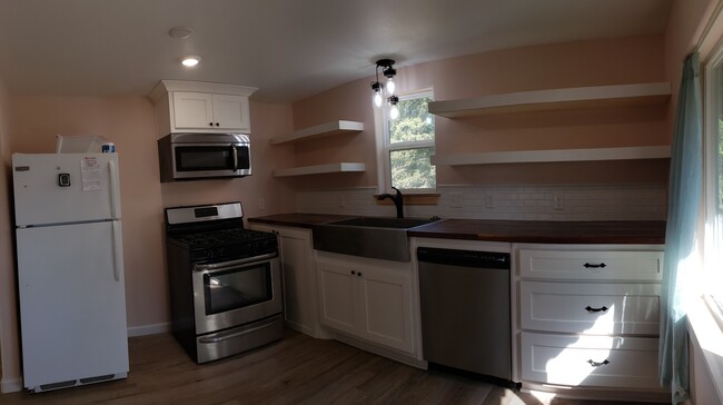 Kitchen - 14254 Daniels Rd