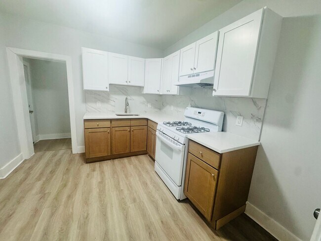 Building Photo - Refreshed 3BR/1.5Bth Home! Section 8 Only