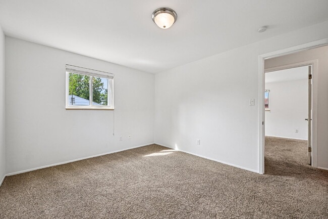 Building Photo - Welcome to this spacious 3+ bed, 2-bath bi-level home in Arvada - Available Now!