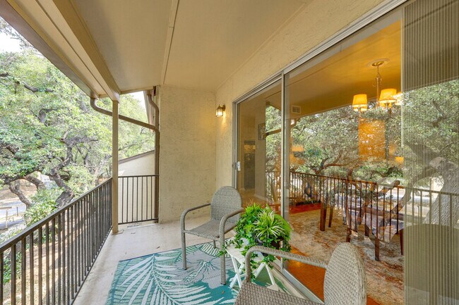 Building Photo - 8702 Village Dr