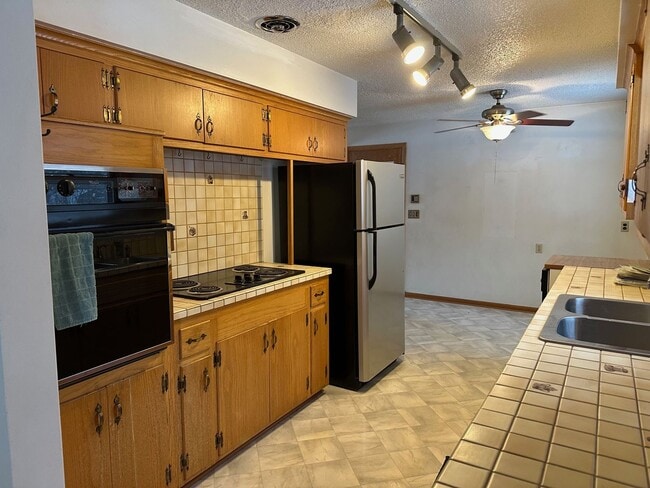 Building Photo - Welcome to this charming 3 bedroom, 3 bathroom home in the desirable Minnetonka. Avail. April 1st...