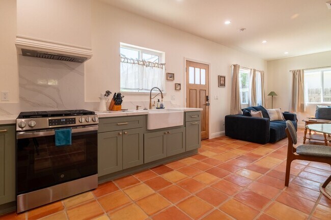 Building Photo - Contemporary New home in Monrovia