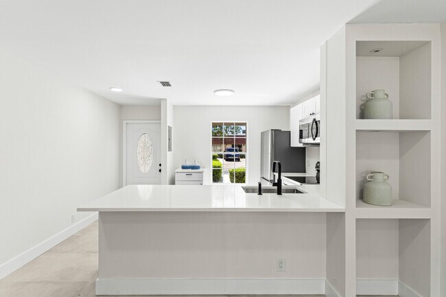 Building Photo - 733 Nantucket Cir