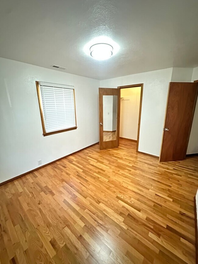 Building Photo - 3 Bedroom 1 Bath home * Owner Updates $600 OFF FIRST MONTHS RENT