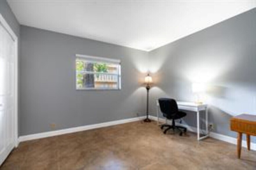 Building Photo - 2607 NE 8th Ave