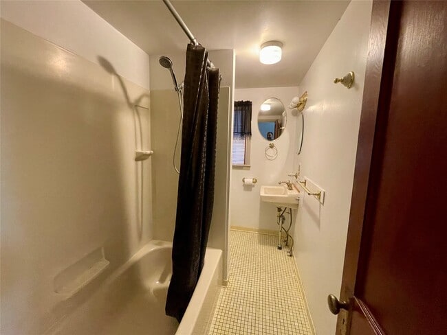 Building Photo - 112 N Roosevelt Ave