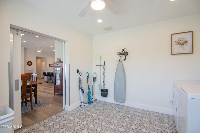 Building Photo - 4335 E Clarendon Ave